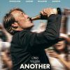 Escena de Another Round DrukMad Mikkelsen bebiendo al aire libre rodeado de gente