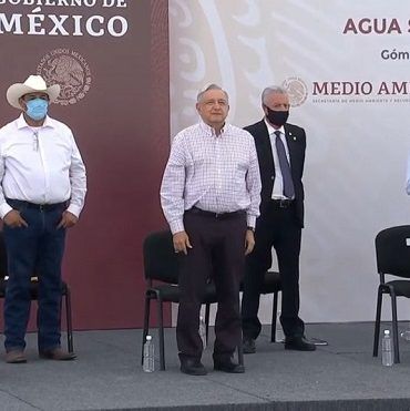 Seis hombres en acto público. Políticos. AMLO, RIQUELME, AISPURO, ZERMENO