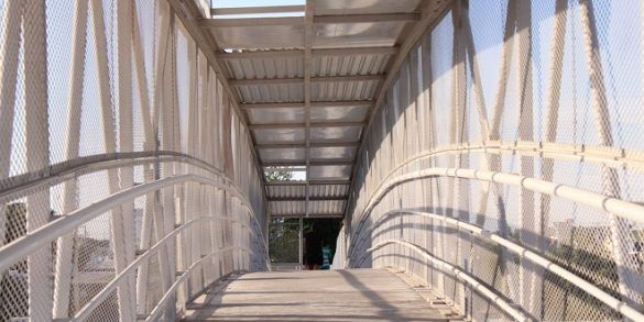 Metrobús Laguna puente peatonal