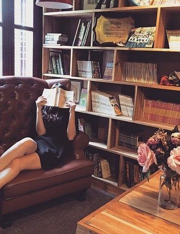 Mujer leyendo biblioteca