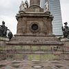 Fachada_norte_del_Monumento_a_la_Independencia_con_las_pintas_realizadas_durante_la_marcha_del_16_de_agosto_2019