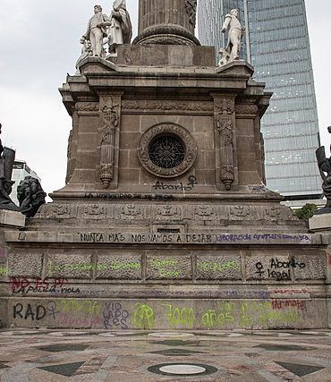 Fachada_norte_del_Monumento_a_la_Independencia_con_las_pintas_realizadas_durante_la_marcha_del_16_de_agosto_2019