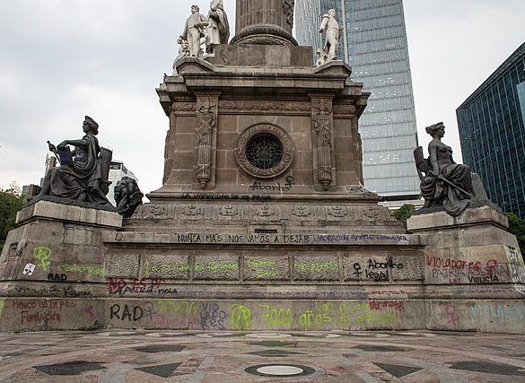Fachada_norte_del_Monumento_a_la_Independencia_con_las_pintas_realizadas_durante_la_marcha_del_16_de_agosto_2019