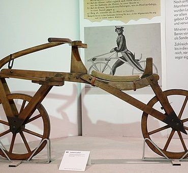 Historia bicicleta Karl Von Drais ZweiRadMuseumNSU_Draisine1