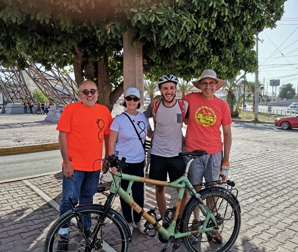 Cuatro Personas con bicicleta de bamboo Bamboo Basti y Ruedas del Desierto
