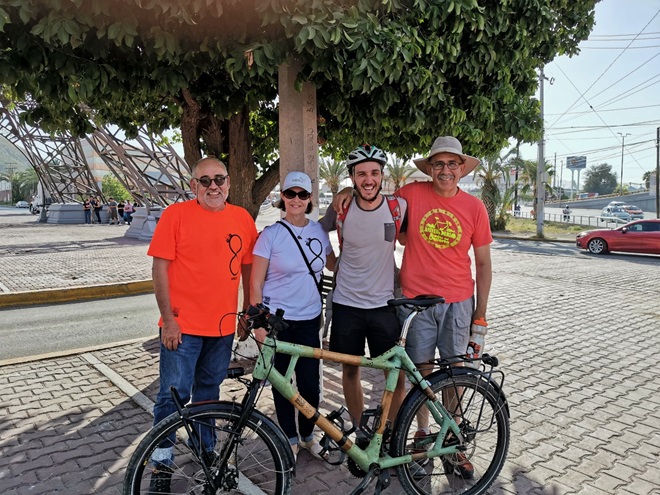 Cuatro Personas con bicicleta de bamboo Bamboo Basti y Ruedas del Desierto