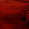 Personas observando un eclipse en escena de la película Rojo de Benjamin Naishtat