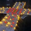 Cruz con velas en vigilia por Teuchitlán en el Zócalo