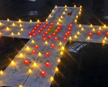 Cruz con velas en vigilia por Teuchitlán en el Zócalo