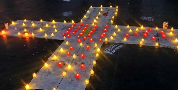 Cruz con velas en vigilia por Teuchitlán en el Zócalo
