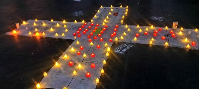 Cruz con velas en vigilia por Teuchitlán en el Zócalo