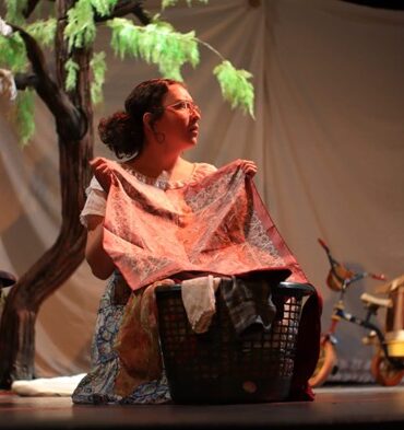 Actriz en el escenario en la puesta en escena de 'La voz de la tierra roja'