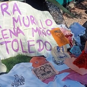 Manta en manifestación en el FCE octubre de 2025
