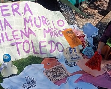 Manta en manifestación en el FCE octubre de 2025