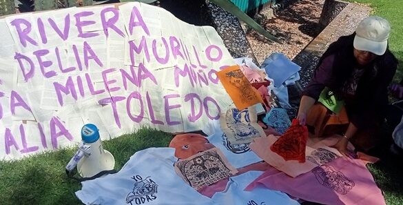 Manta en manifestación en el FCE octubre de 2025