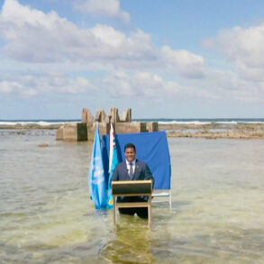 Simon Kofe con el agua a las rodillas por cambio climático