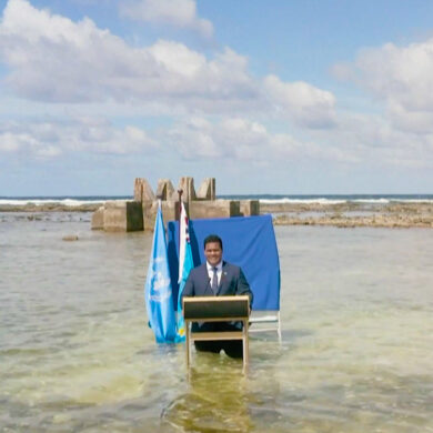 Simon Kofe con el agua a las rodillas por cambio climático